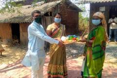 COVID-TIMMES-DISTRIBUTING-FOOD